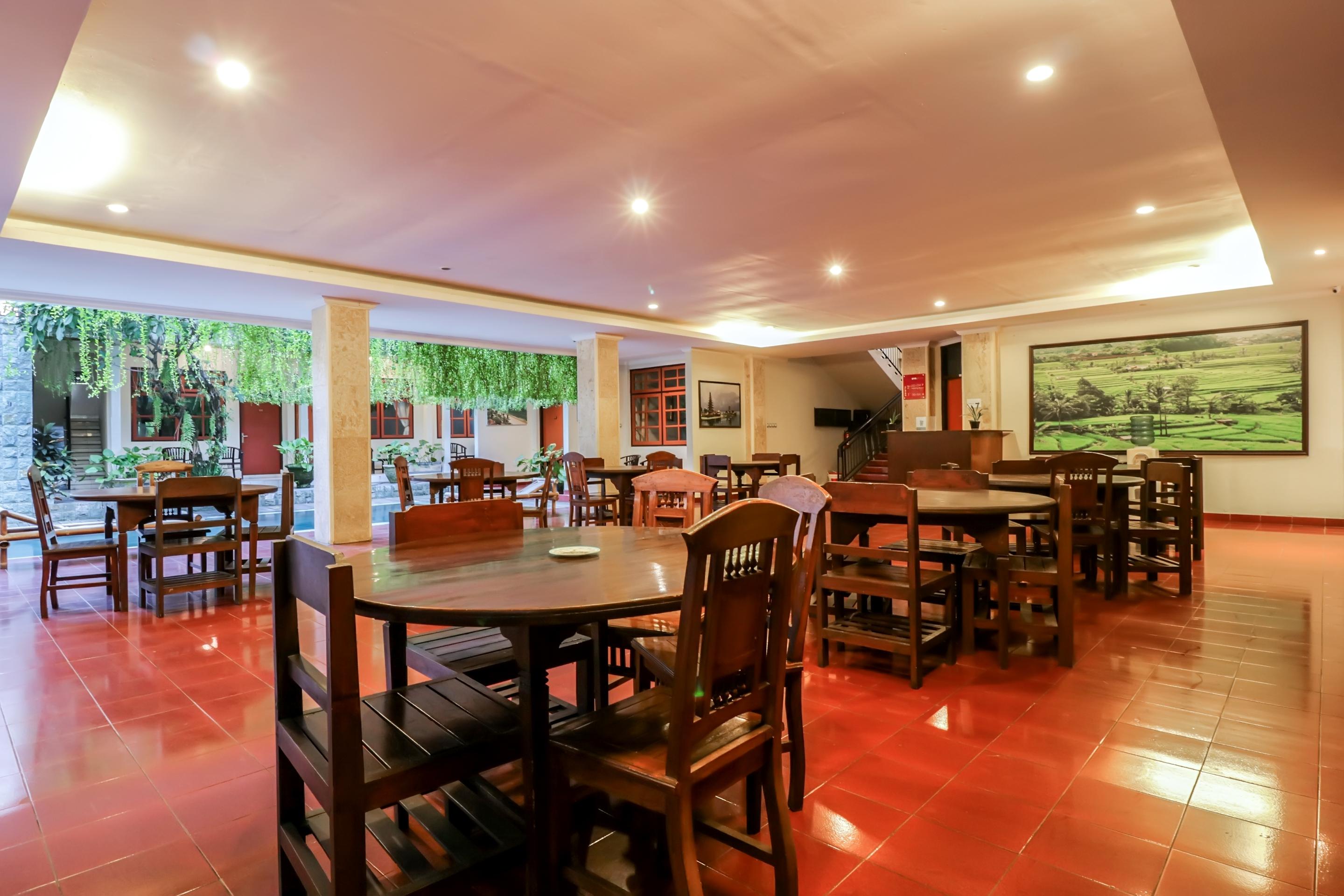Catur Adi Putra Hotel 2*